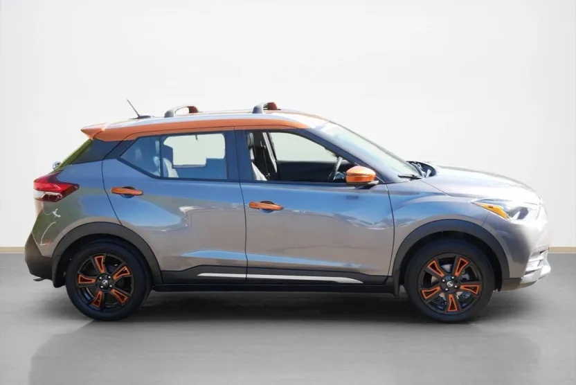 2019 Nissan Kicks SR photo 1