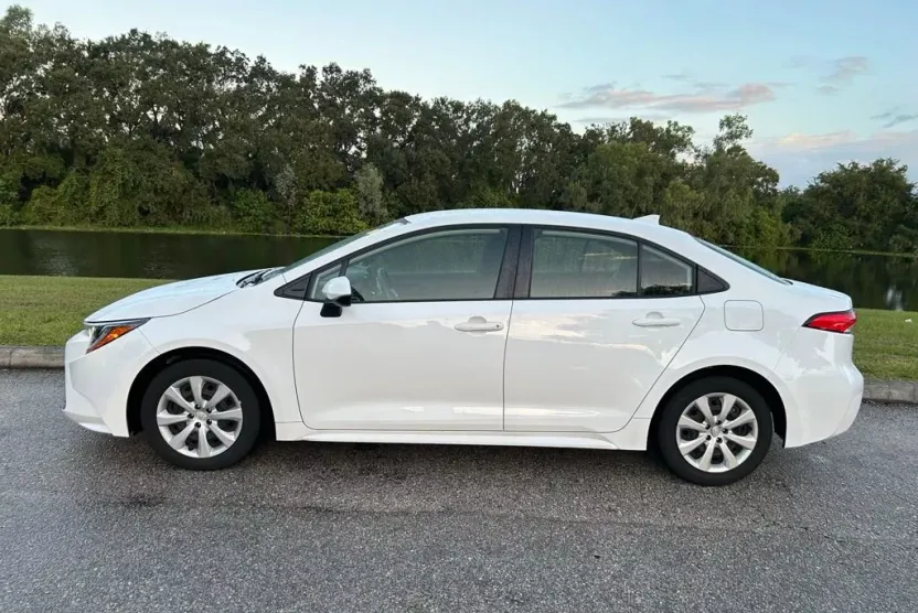 2023 Toyota Corolla LE photo 1