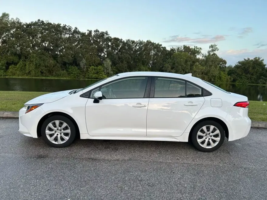2023 Toyota Corolla LE photo 1