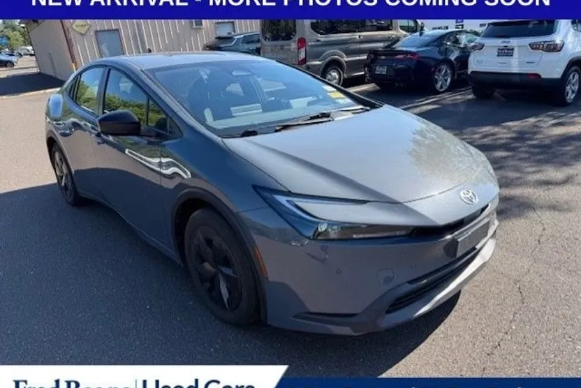 2023 Toyota Prius LE photo 1