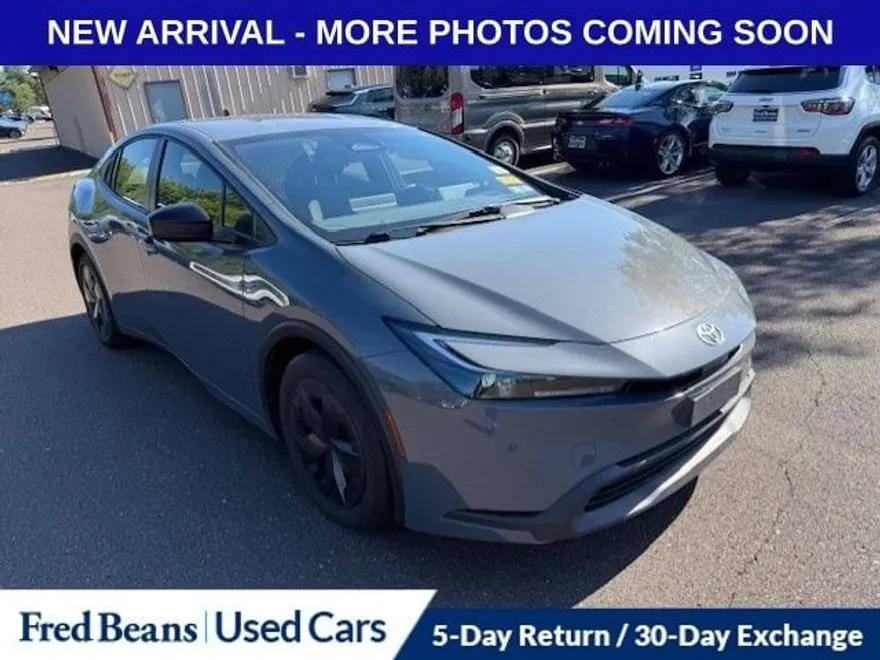 2023 Toyota Prius LE photo 1