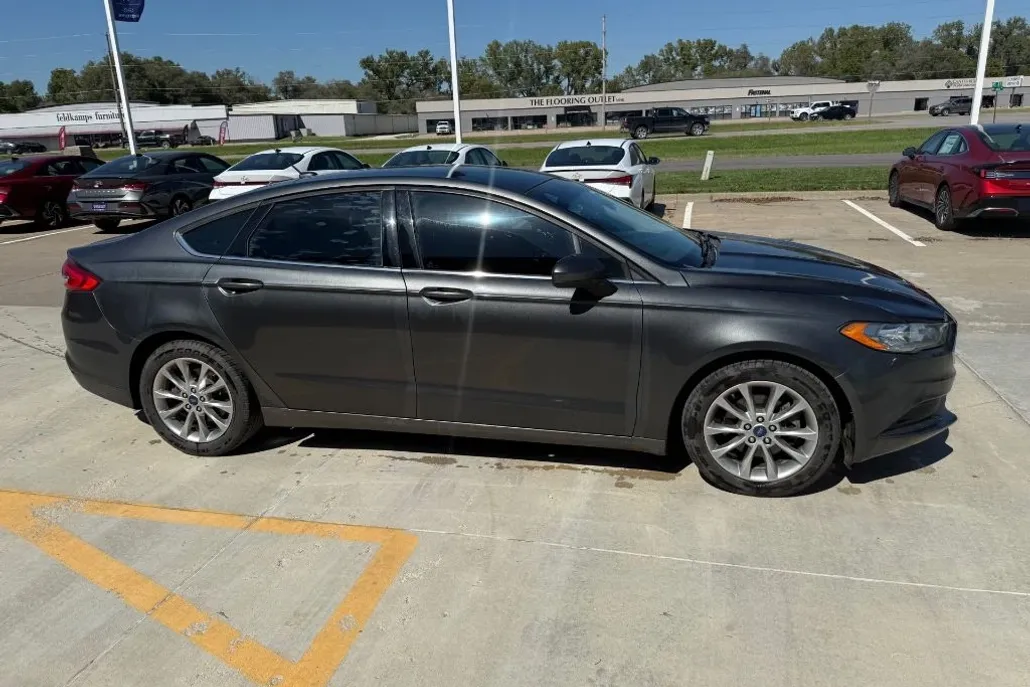 2017 Ford Fusion SE photo 1