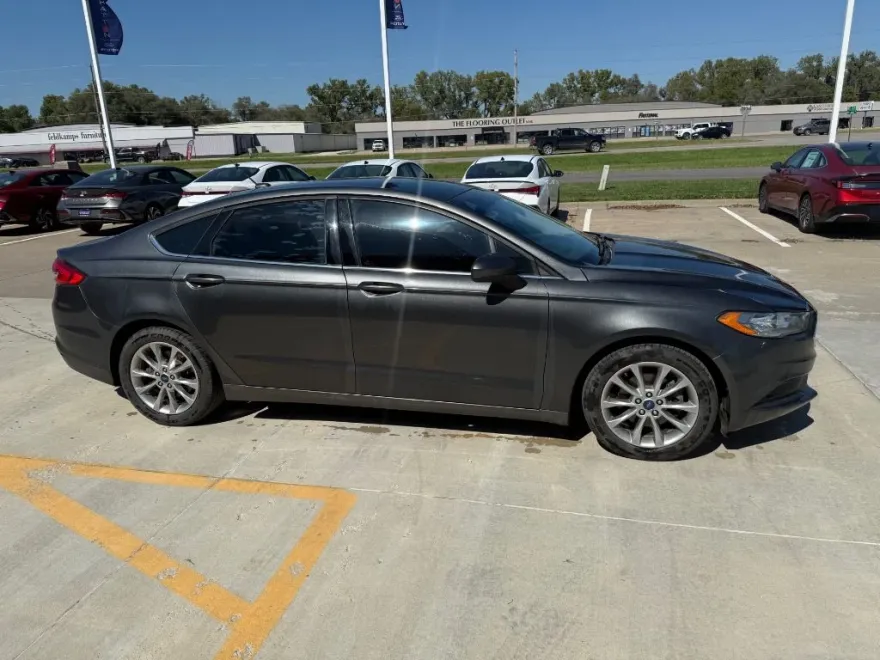 2017 Ford Fusion SE photo 1
