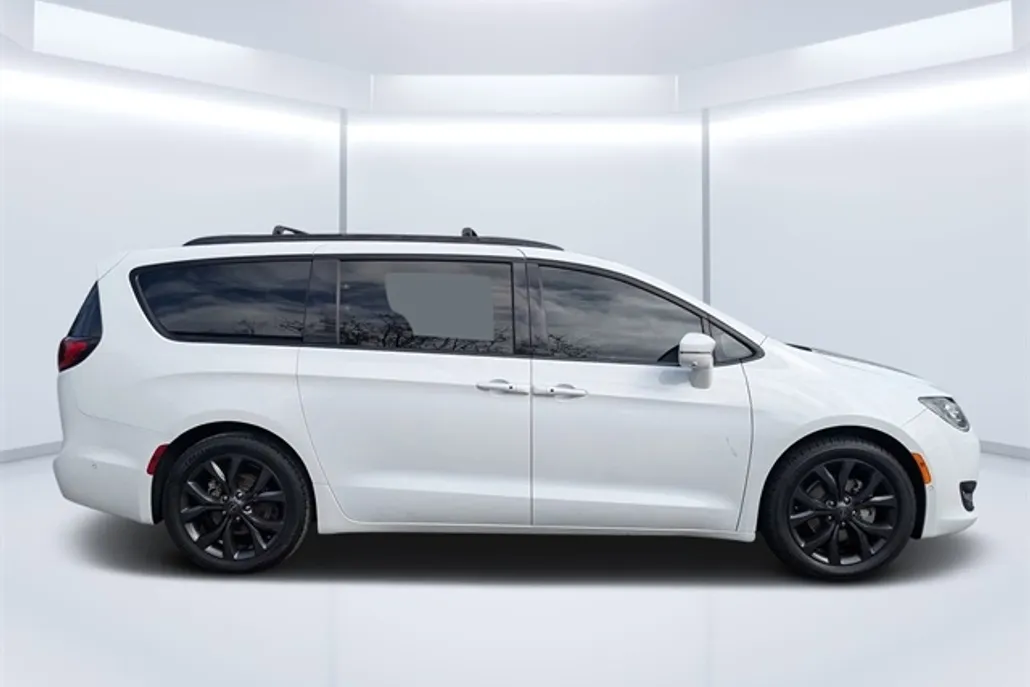 2020 Chrysler Pacifica Limited photo 1