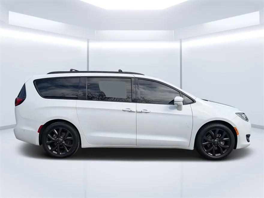 2020 Chrysler Pacifica Limited photo 1