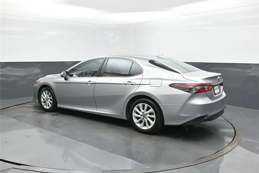 2023 Toyota Camry LE photo 1
