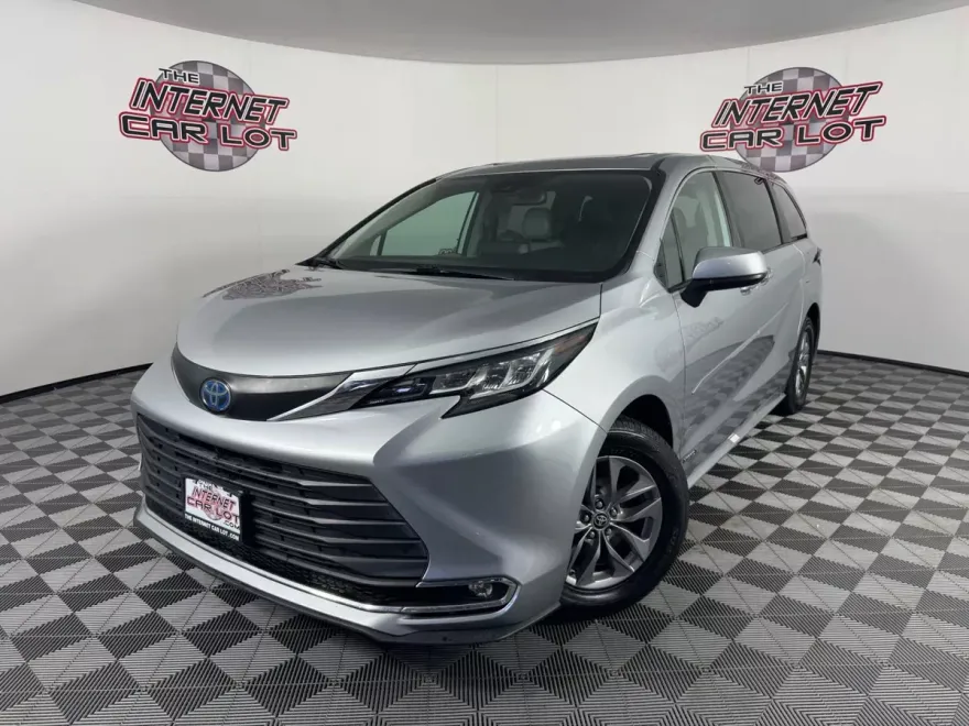 2021 Toyota Sienna XLE photo 1