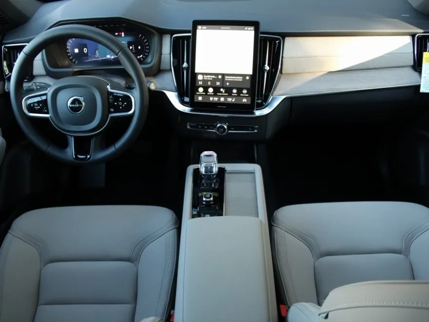 2026 Volvo XC90 Plus photo 1