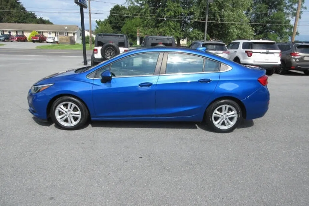 2018 Chevrolet Cruze LT photo 1