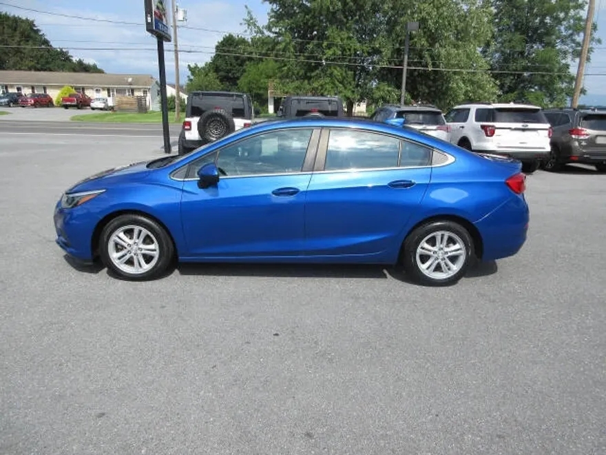 2018 Chevrolet Cruze LT photo 1