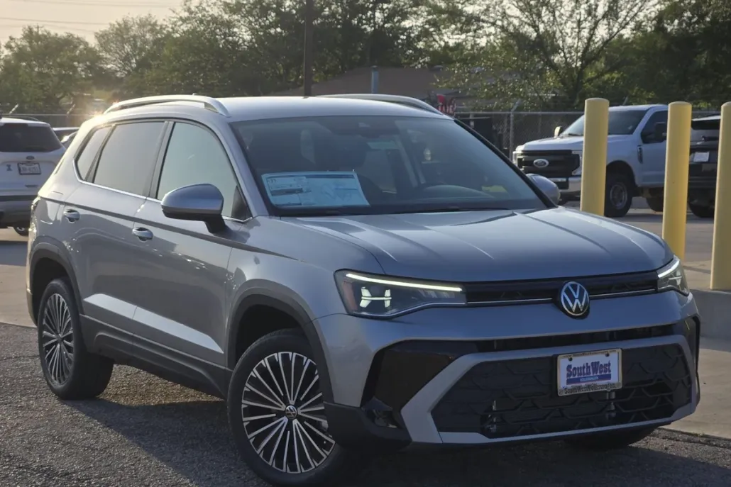 2025 Volkswagen Taos SE photo 1