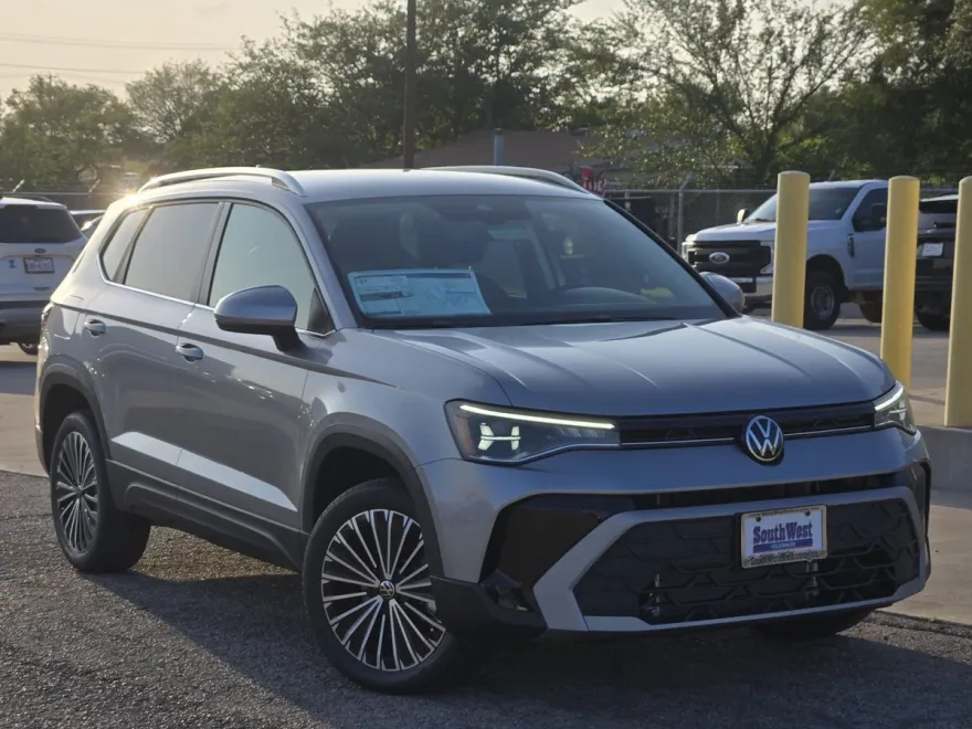 2025 Volkswagen Taos SE photo 1