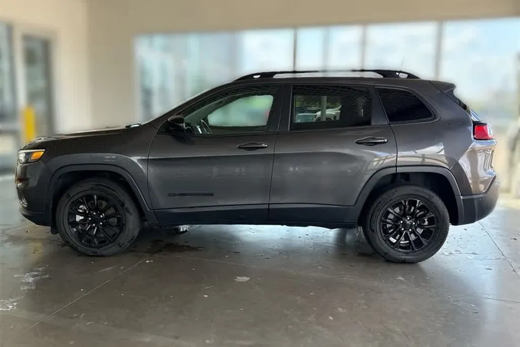 2023 Jeep Cherokee Altitude Lux photo 1