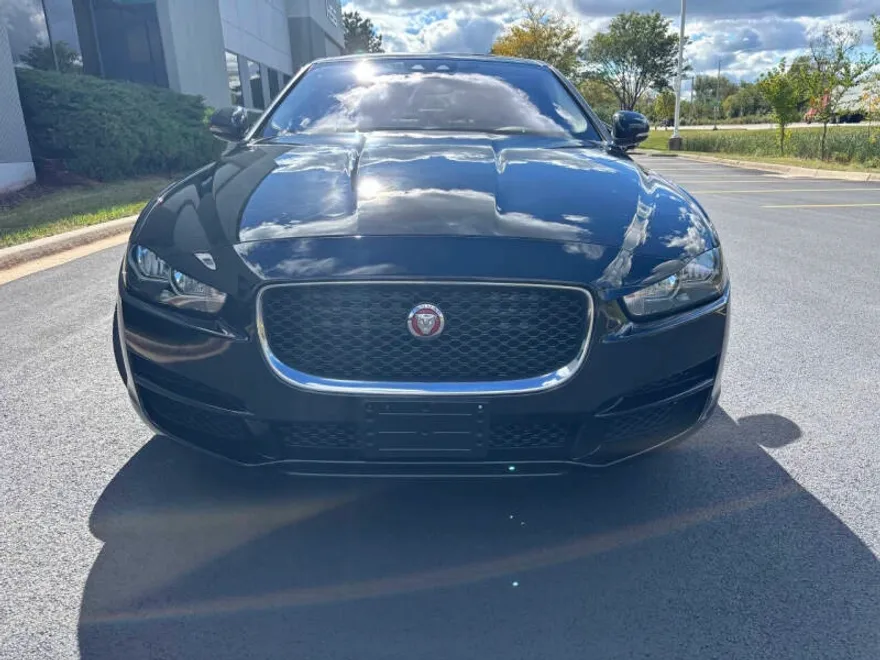 2019 Jaguar XE photo 1