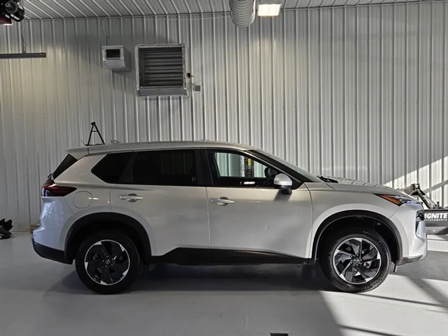2024 Nissan Rogue SV photo 1