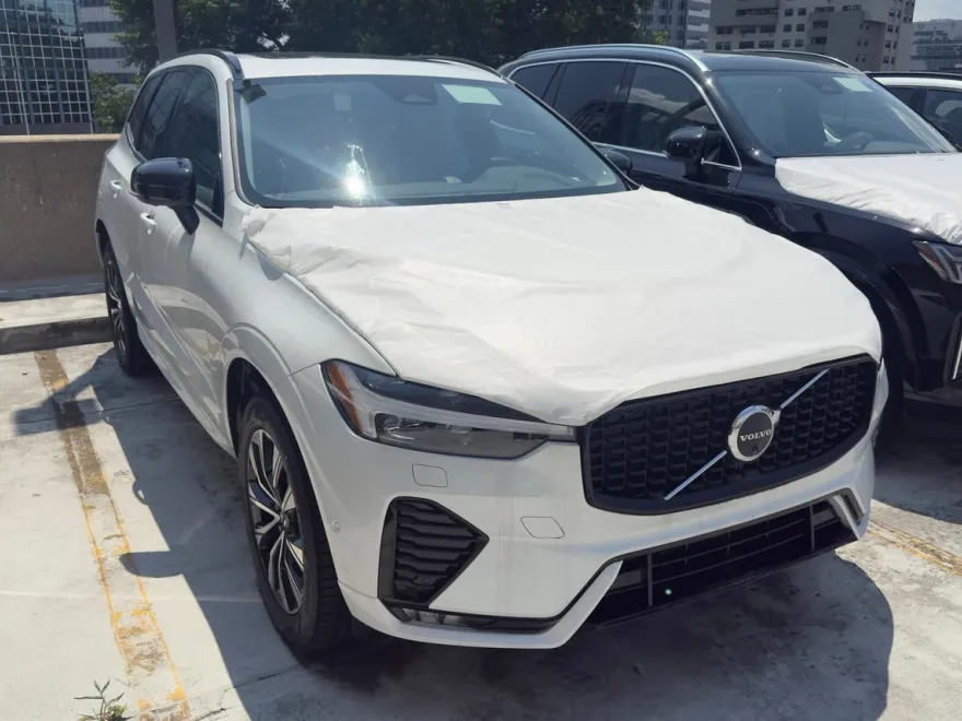 2025 Volvo XC60 B5 Plus photo 1