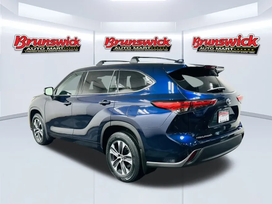 2022 Toyota Highlander XLE photo 1