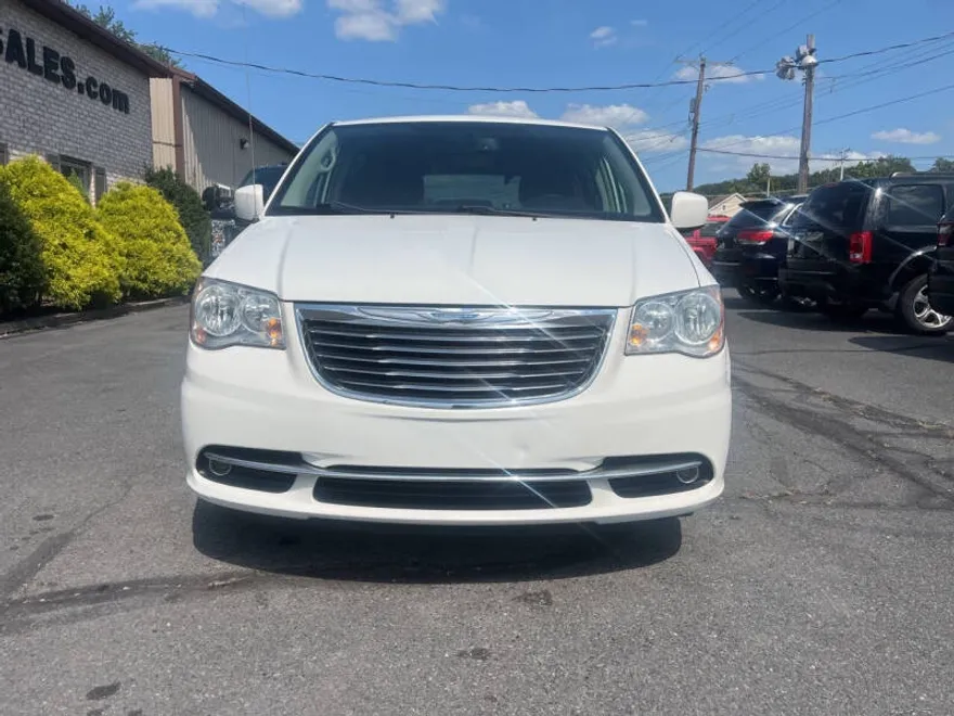 2012 Chrysler Town & Country Touring photo 1