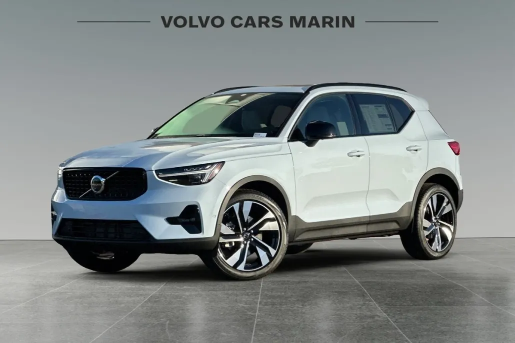 2026 Volvo XC40 AWD photo 1