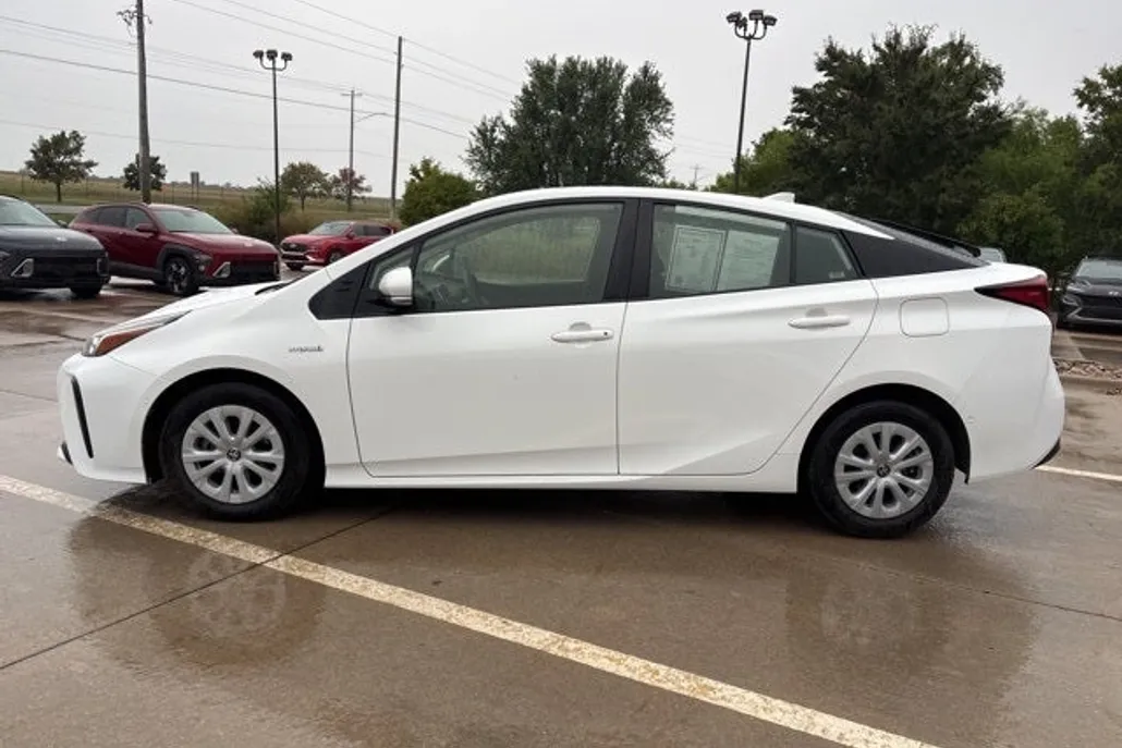 2019 Toyota Prius LE photo 1