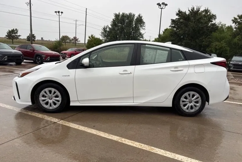 2019 Toyota Prius LE photo 1
