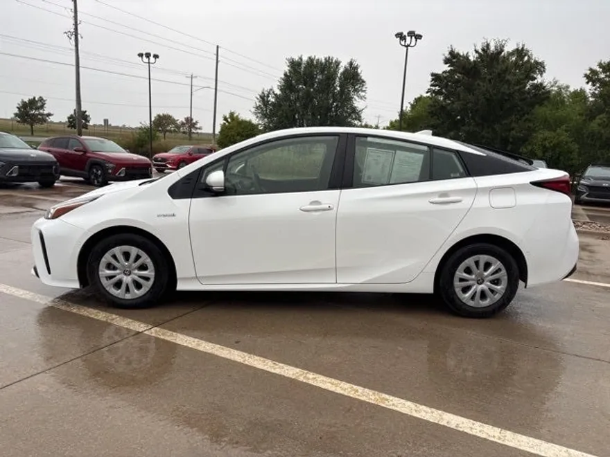 2019 Toyota Prius LE photo 1