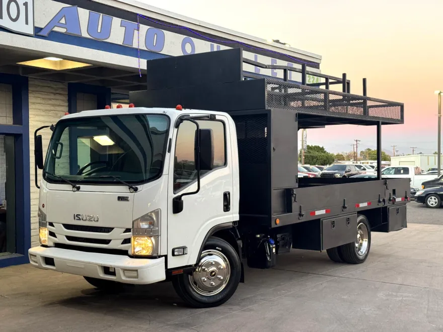 2019 Isuzu NPR photo 1