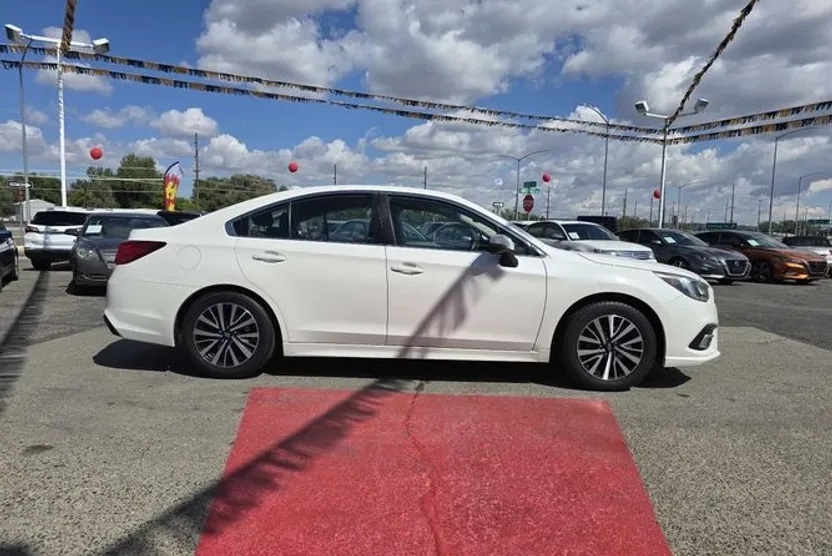 2017 Subaru Outback 2.5i Limited photo 1