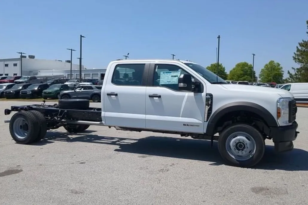 2025 Ford F-550 photo 1