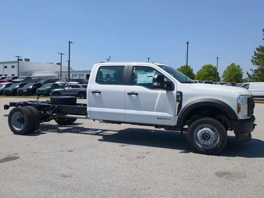 2025 Ford F-550 photo 1