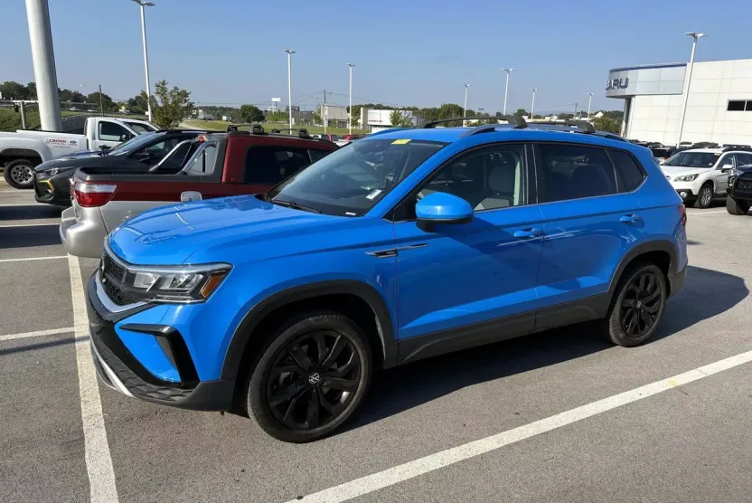 2023 Volkswagen Taos SE photo 1