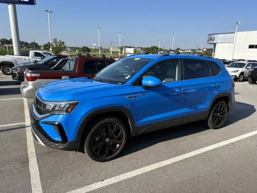 2023 Volkswagen Taos SE photo 1