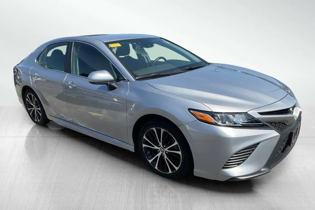 2020 Toyota Camry SE photo 1