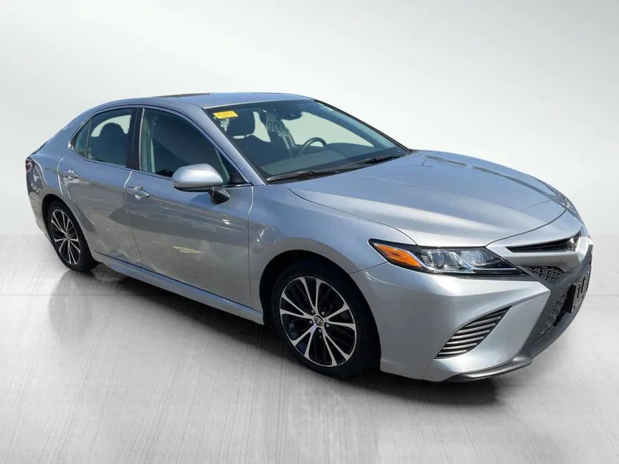 2020 Toyota Camry SE photo 1