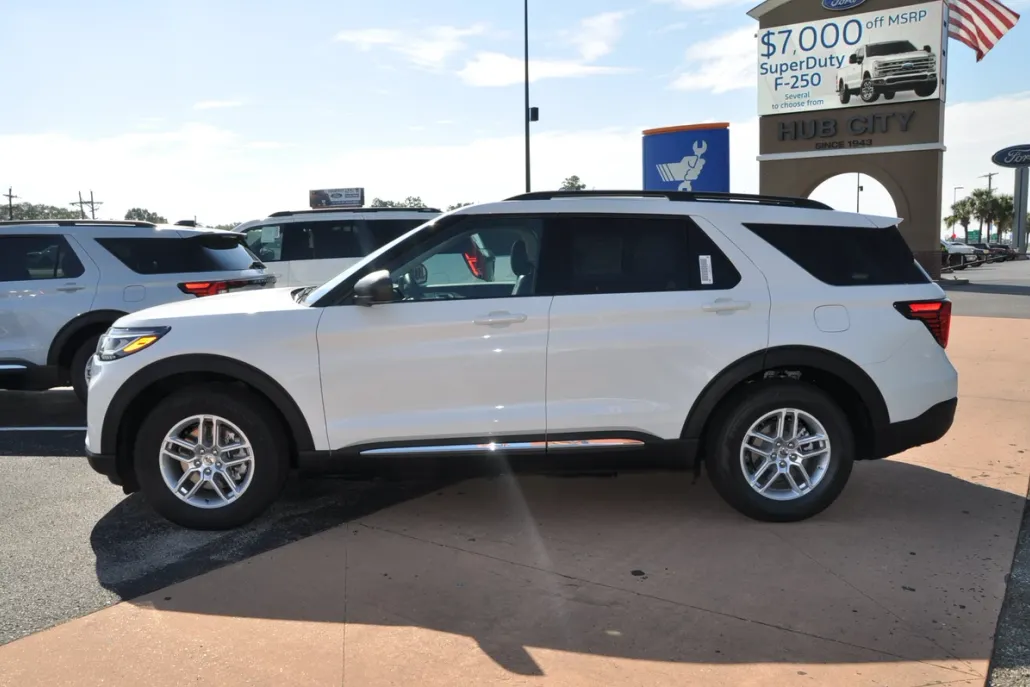 2025 Ford Explorer photo 1