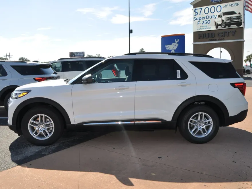 2025 Ford Explorer photo 1