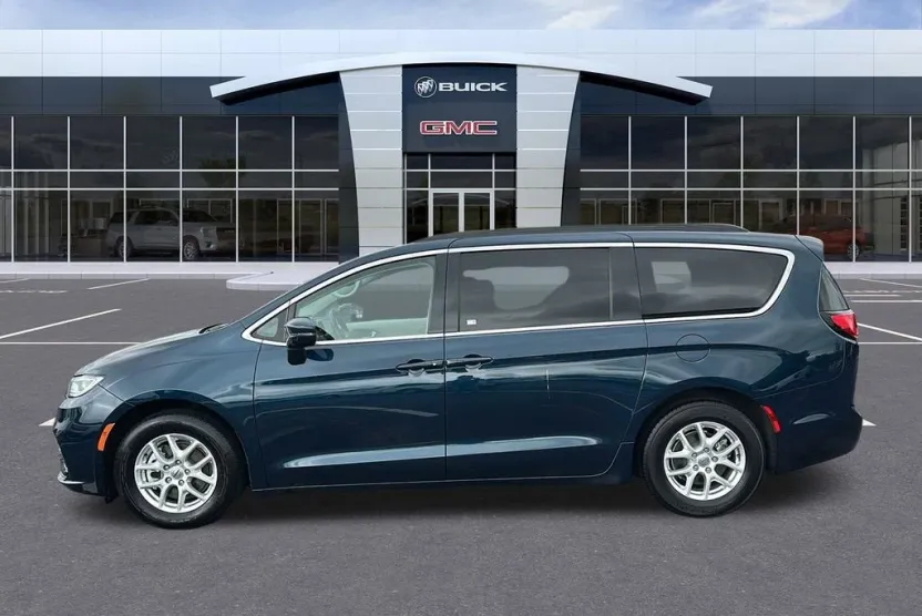 2022 Chrysler Pacifica Touring L photo 1