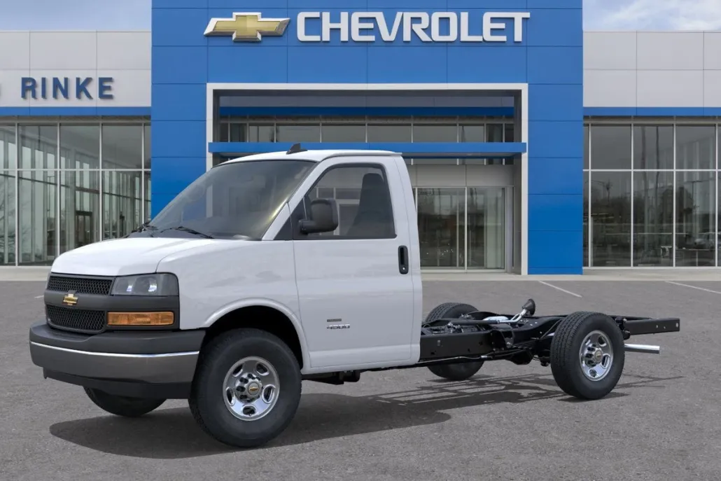 2025 Chevrolet Express Cutaway 3500 photo 1