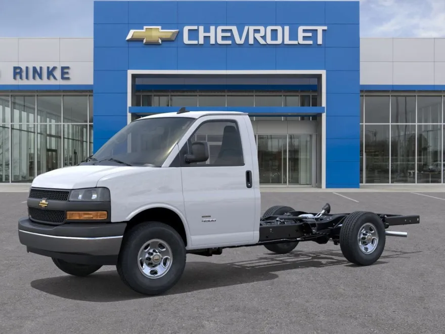 2025 Chevrolet Express Cutaway 3500 photo 1