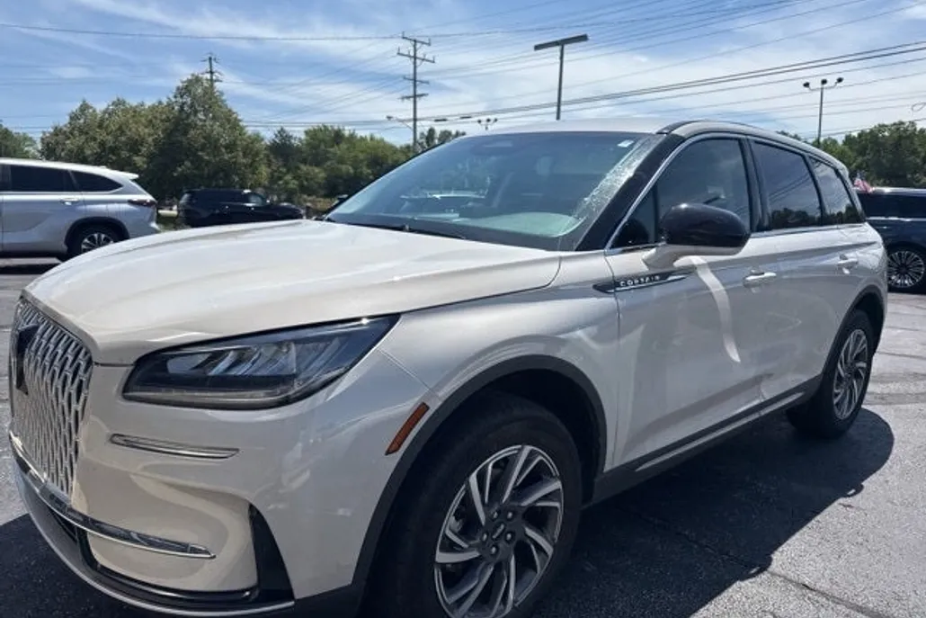 2023 Lincoln Corsair Standard photo 1