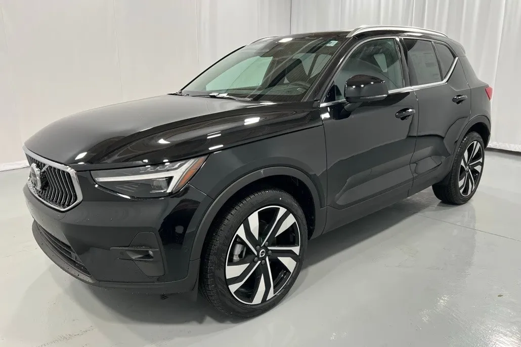 2025 Volvo XC40 photo 1