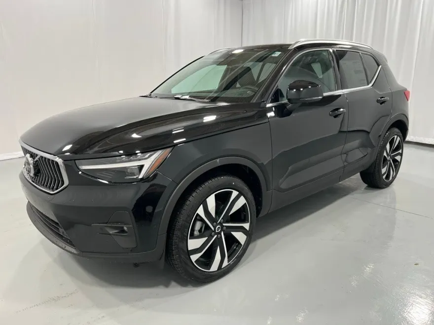 2025 Volvo XC40 photo 1