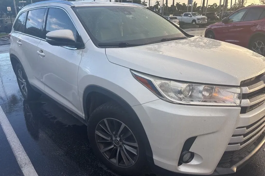 2019 Toyota Highlander XLE photo 1
