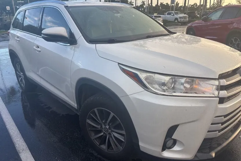 2019 Toyota Highlander XLE photo 1