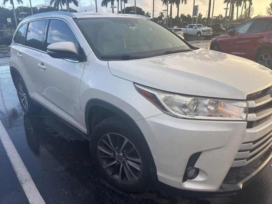 2019 Toyota Highlander XLE photo 1
