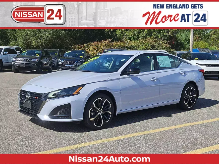 2025 Nissan Altima SR photo 1