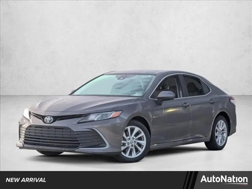 2023 Toyota Camry LE photo 1