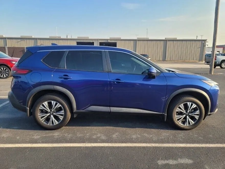 2022 Nissan Rogue SV photo 1