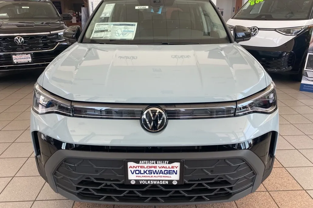 2025 Volkswagen Taos SE photo 1