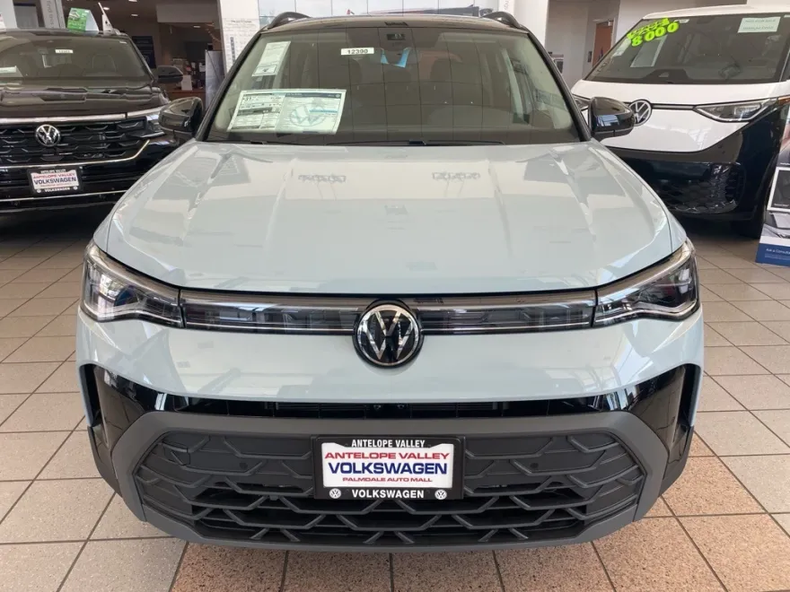 2025 Volkswagen Taos SE photo 1